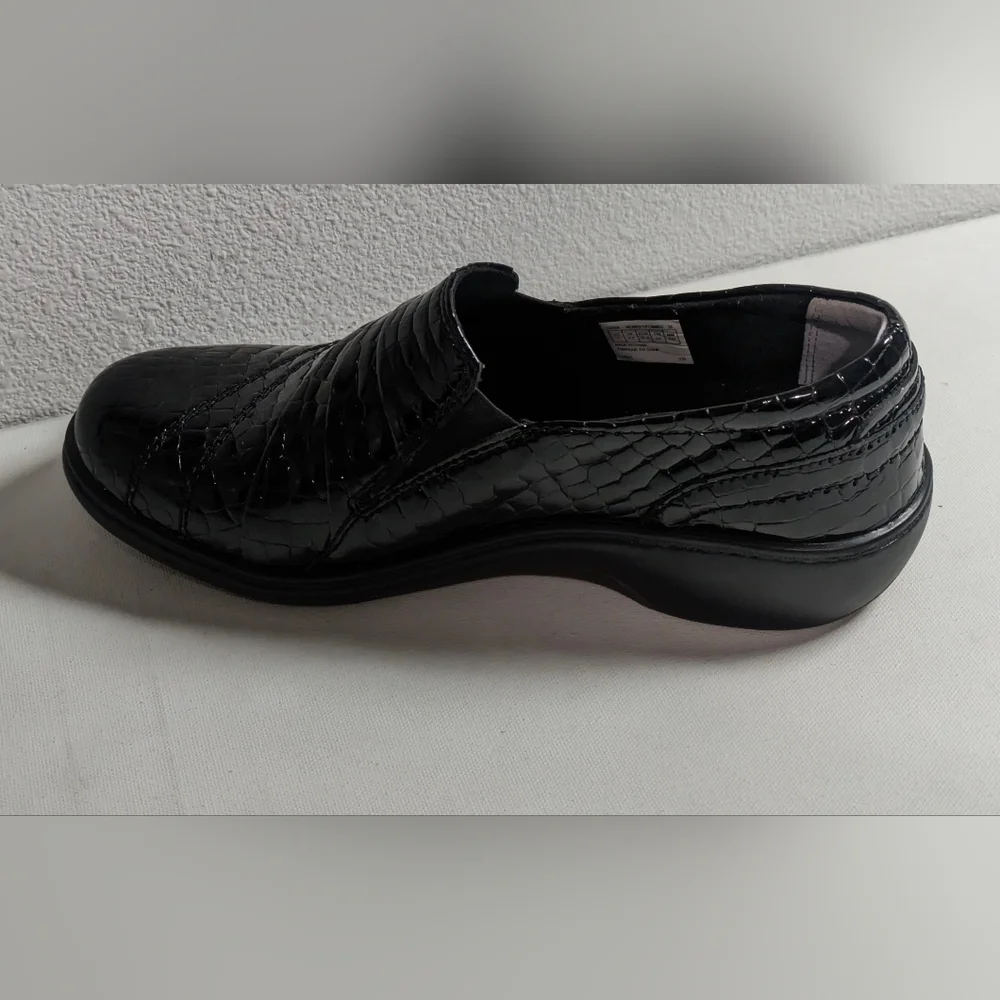 Aravon DANIELLE-AR Women's NEW Slip-on Flats Black Leather Sz 7 2E Crocodile